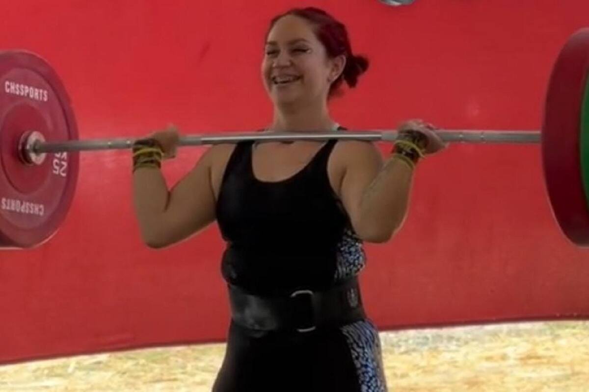 Joven levanta más de 90 kilos después de escuchar el apoyo de su hijo