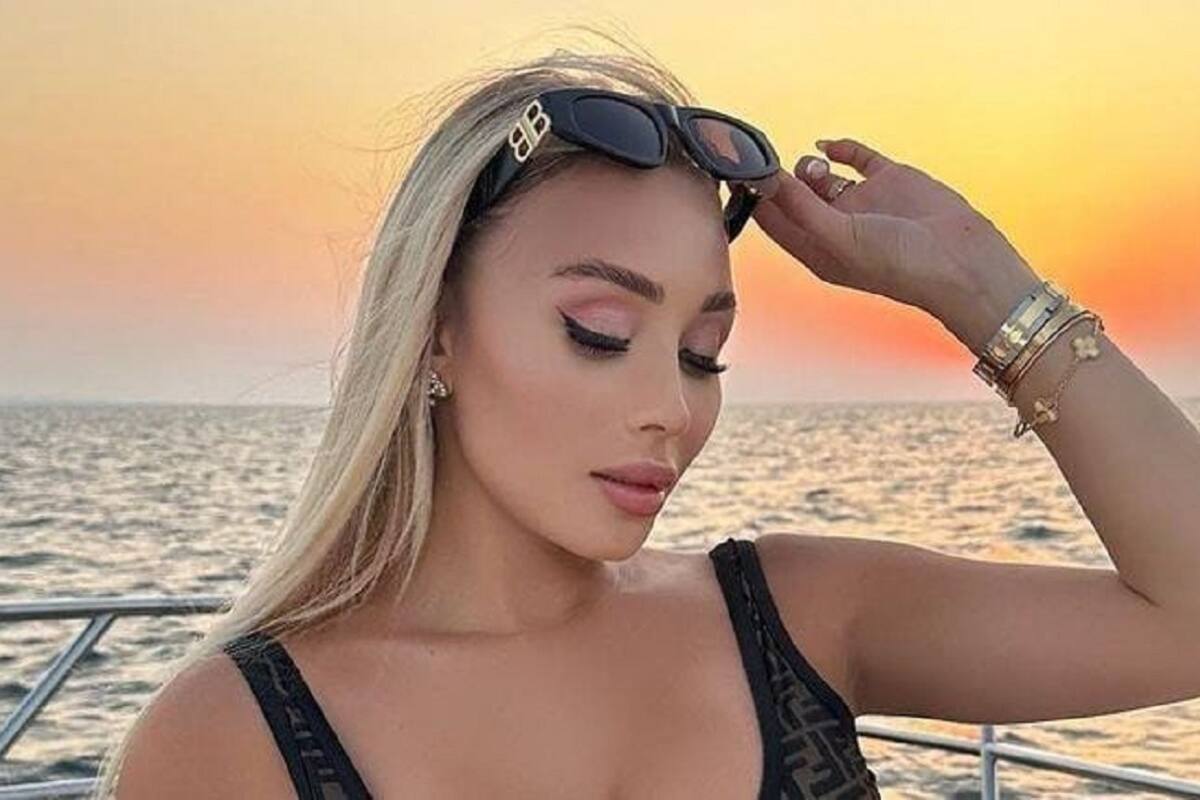 Daniella Chávez modela su traje de baño desde un bote en medio del mar