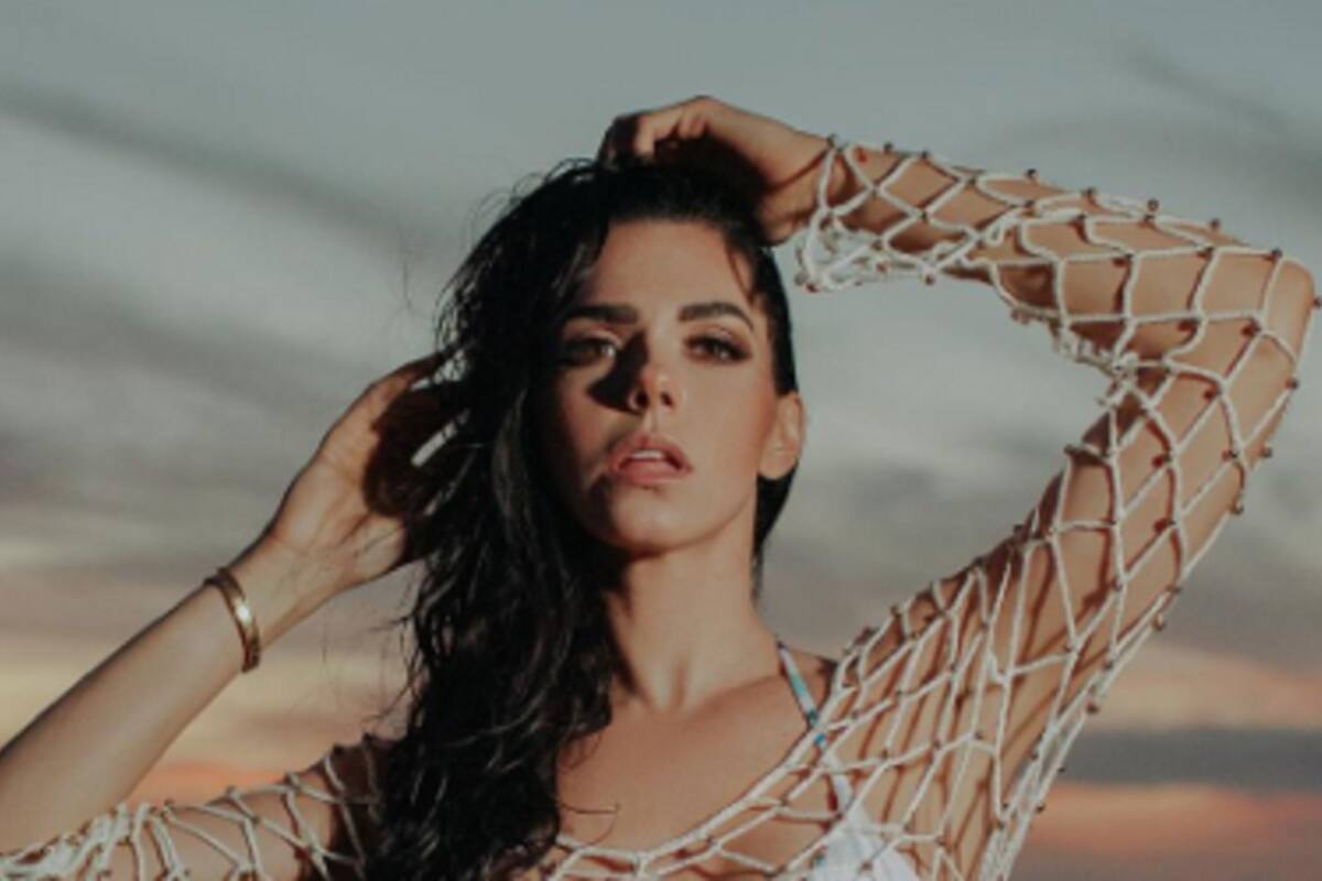 Livia Brito muestra su escultural cuerpo con traje de red