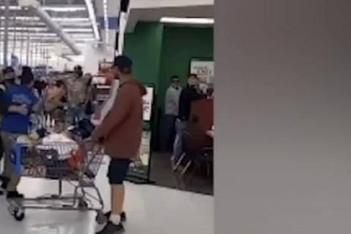 VIDEO VIRAL: Un empleado de Walmart noquea a cliente que le escupió y golpeó