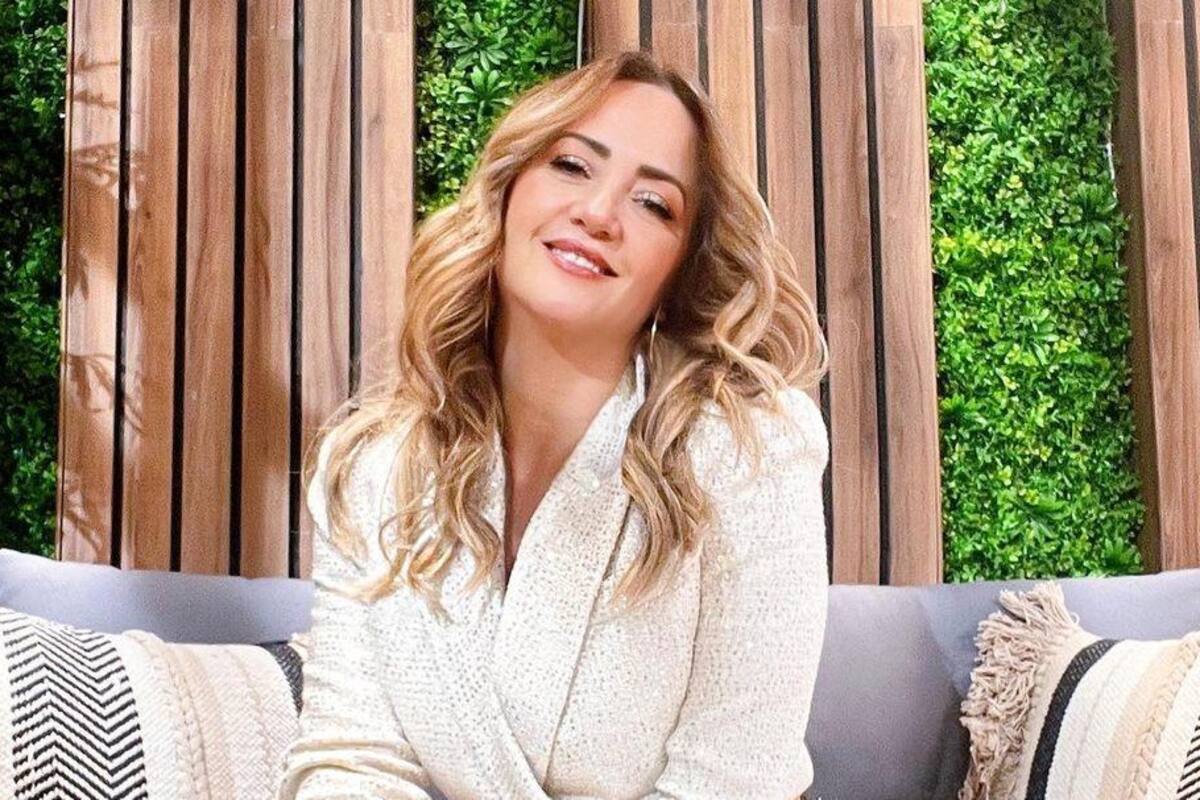 Andrea Legarreta viaja a Francia con su padre y hermanos para celebrar su cumpleaños 81