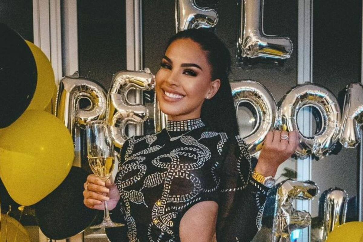 Tefi Valenzuela luce ardiente comiéndose una nieve