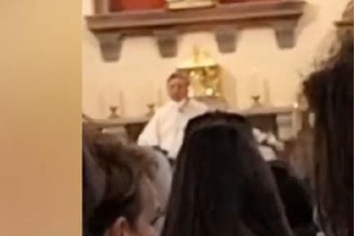 Cura es captado dando misa en estado de ebriedad y eructando en pleno sermón