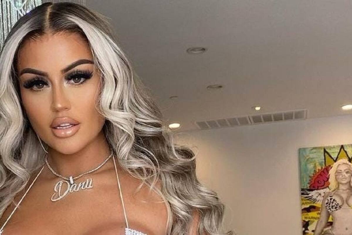 Danii Banks modela su escultural figura con pequeño traje de baño