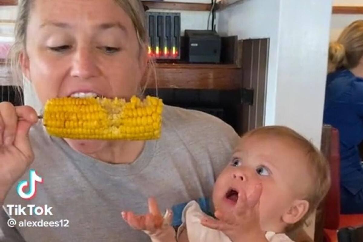 Así reaccionó esta bebé luego de que su mamá le quitara su elote