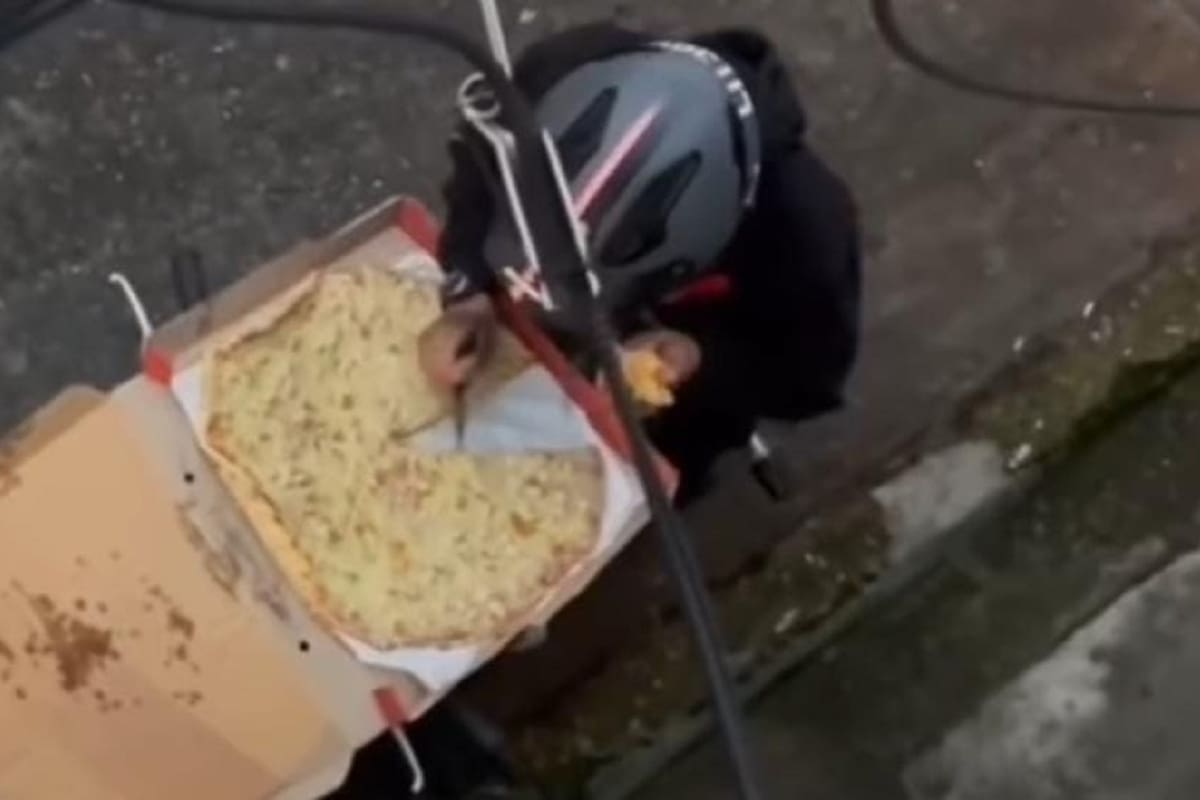 VIDEO VIRAL: Captan a repartidor arreglando pizza que se comió