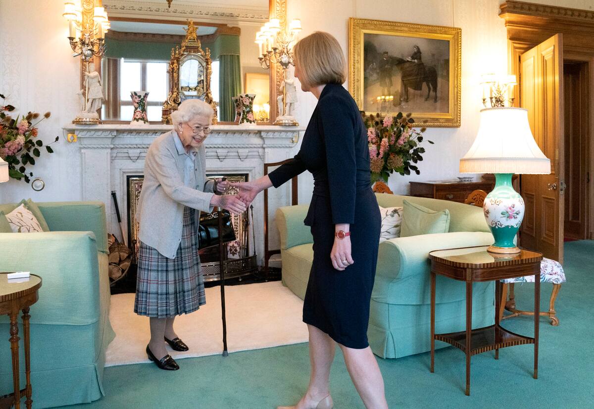 La reina Isabel II recibe a Liz Truss durante una audiencia en Balmoral, Escocia, este 6 de septiembre. EFE/EPA/Andrew Milligan/POOL