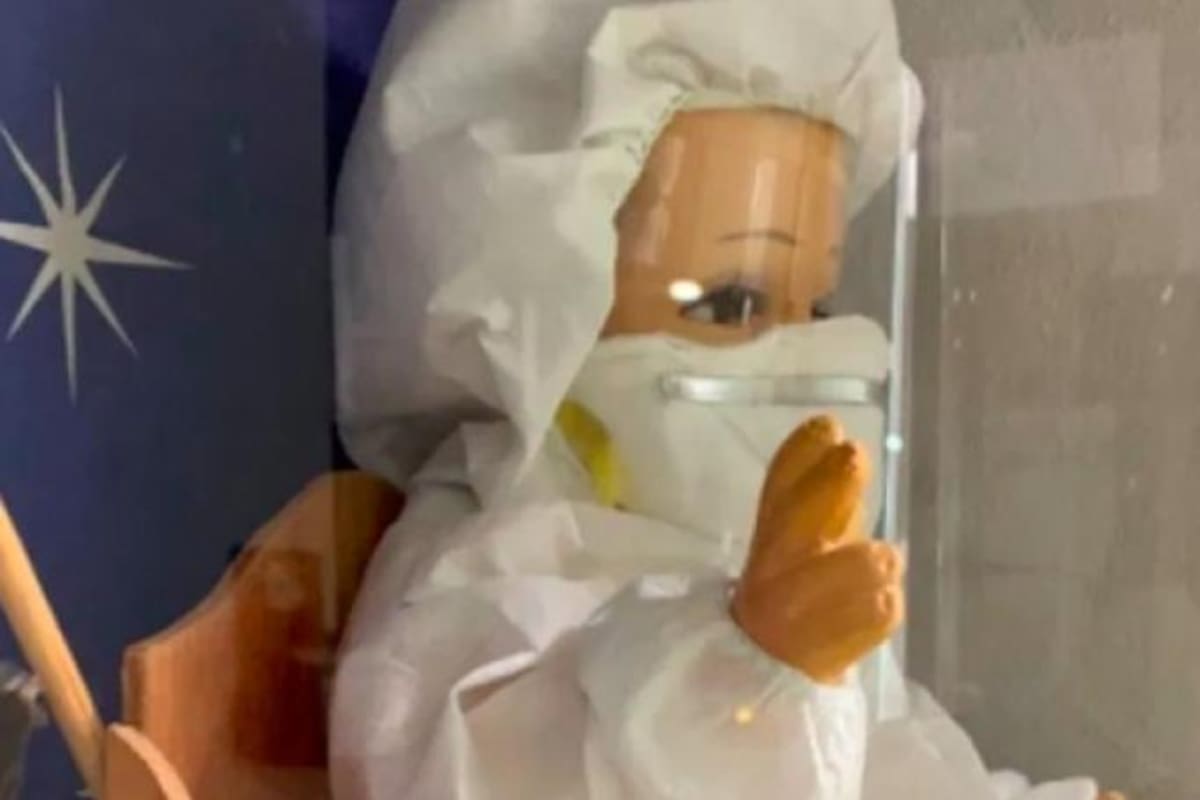 "Santo Doctorcito": Visten al Niño Dios contra el Covid-19 y se vuelve viral