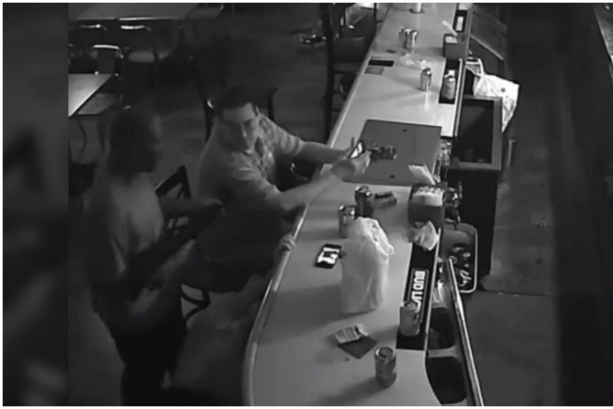 La increíble reacción de un hombre en asalto con metralleta en un bar sorprende a usuarios