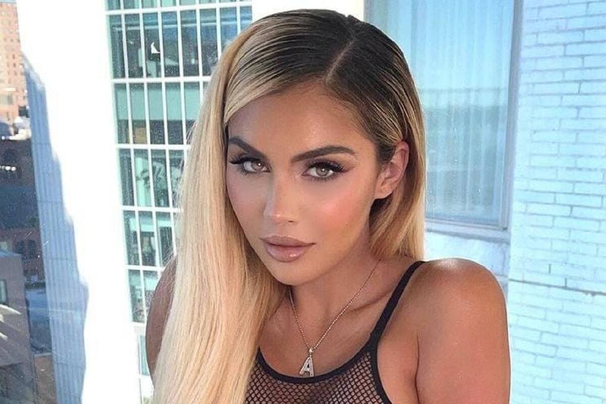 Desde la piscina Alexa Dellanos muestra sus grandes encantos en su pequeño bikini