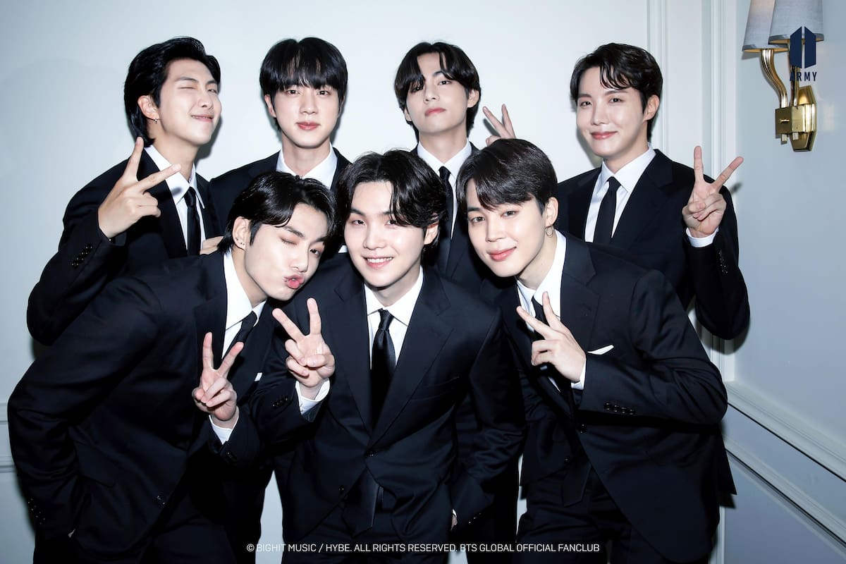¿Quiénes son BTS y qué hace que su música transforme la vida de millones? De compartir un modesto dormitorio en Corea del Sur a convertirse en un fenómeno global que llena estadios, habla en la ONU y conecta profundamente con jóvenes alrededor del mundo