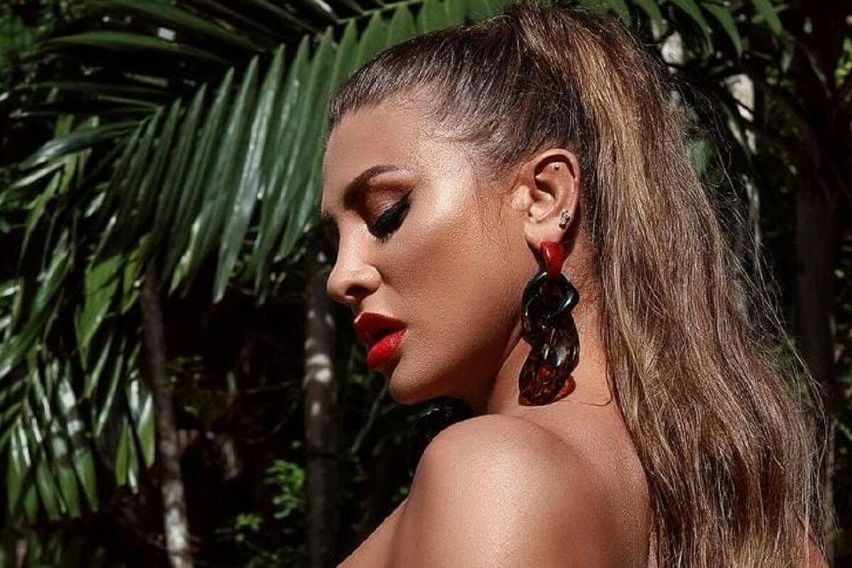 Francia James luce su espectacular bronceado en traje de baño desde la playa