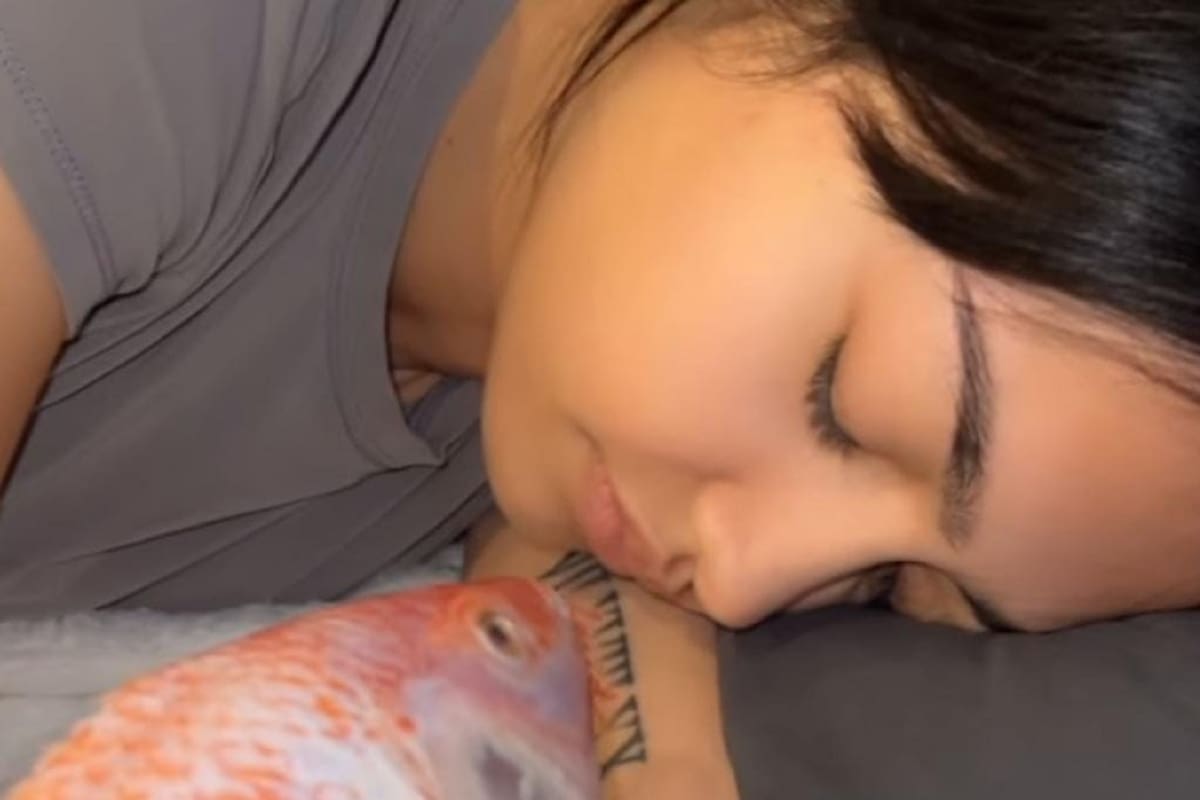 VIDEO VIRAL: Hombre le juega broma pesada a su pareja con un pescado