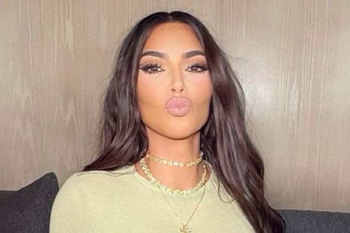 Kim Kardashian muestra su escultural cuerpo en un bikini negro