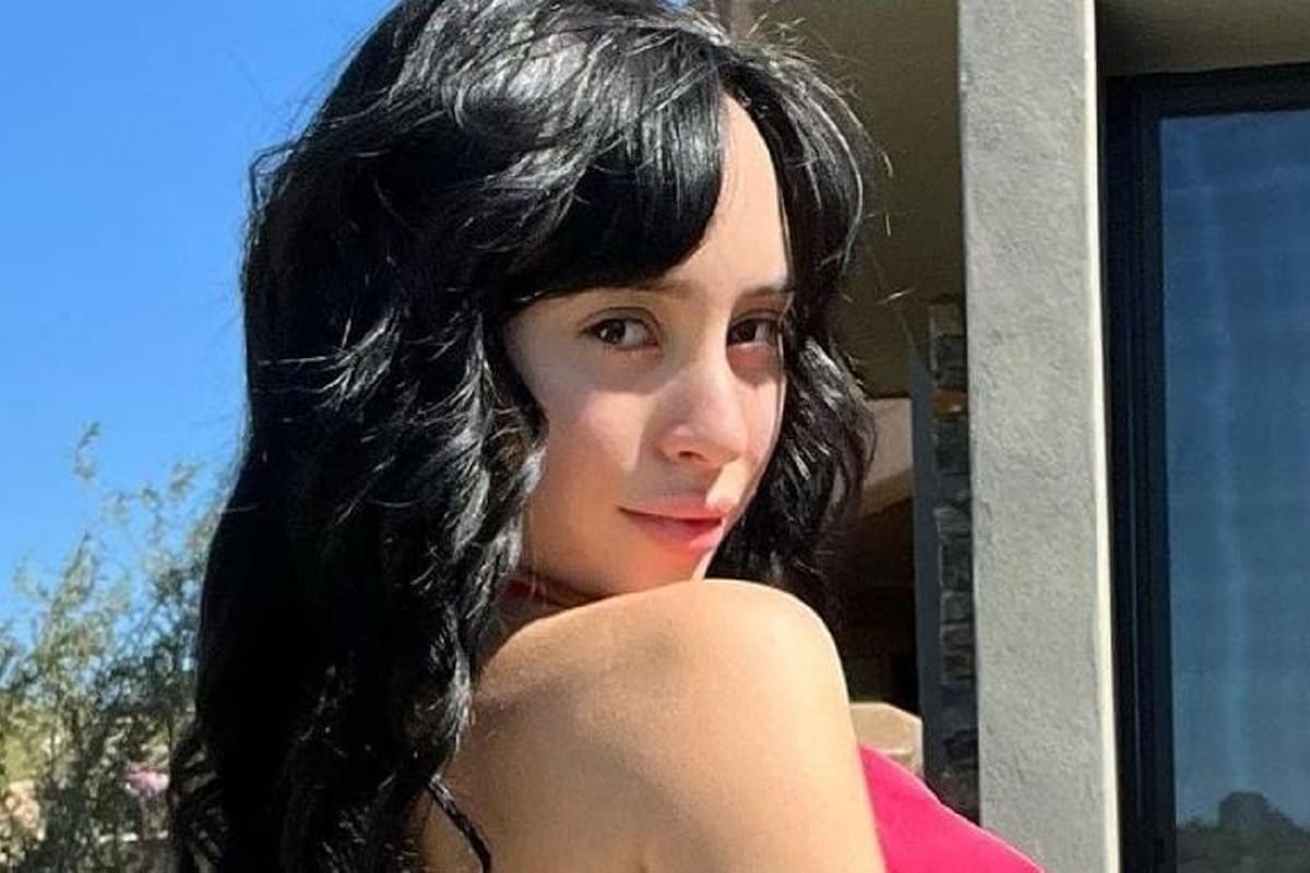 Verónica Perasso modela de espaldas su sensacional pijama roja