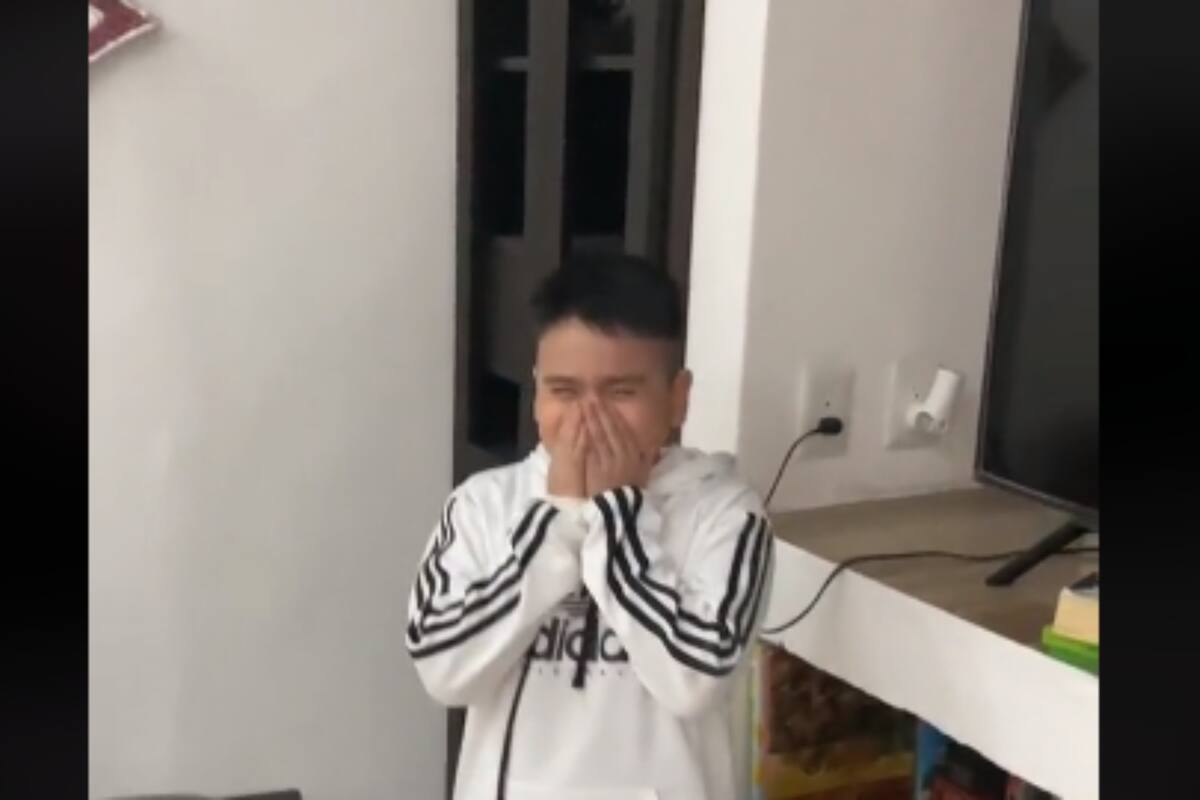 Joven sorprende a su hermano menor con una nueva consola Xbox y llora de la emoción