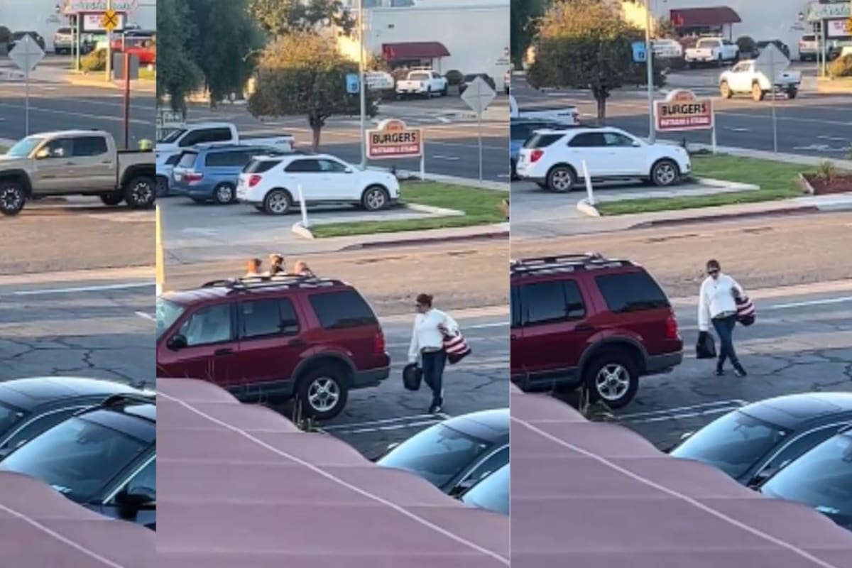 Mujer se queda “congelada” en un estacionamiento de Estados Unidos, su extraño comportamiento desata varias teorías