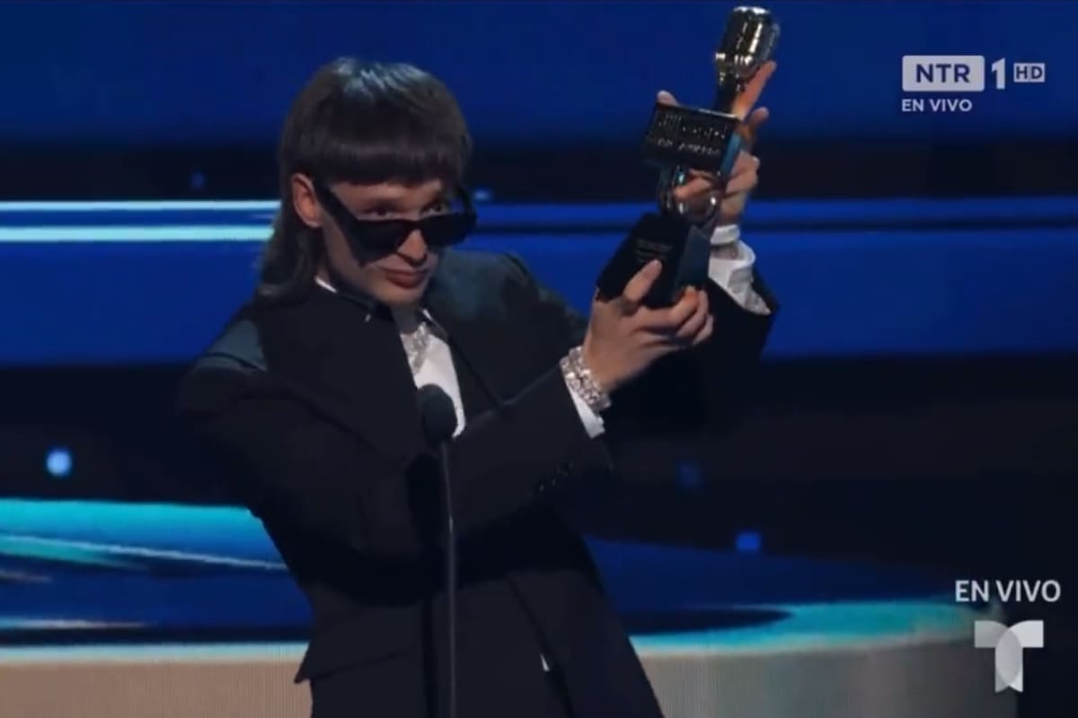 ¡Peso Pluma se convierte en el Artista del Año!