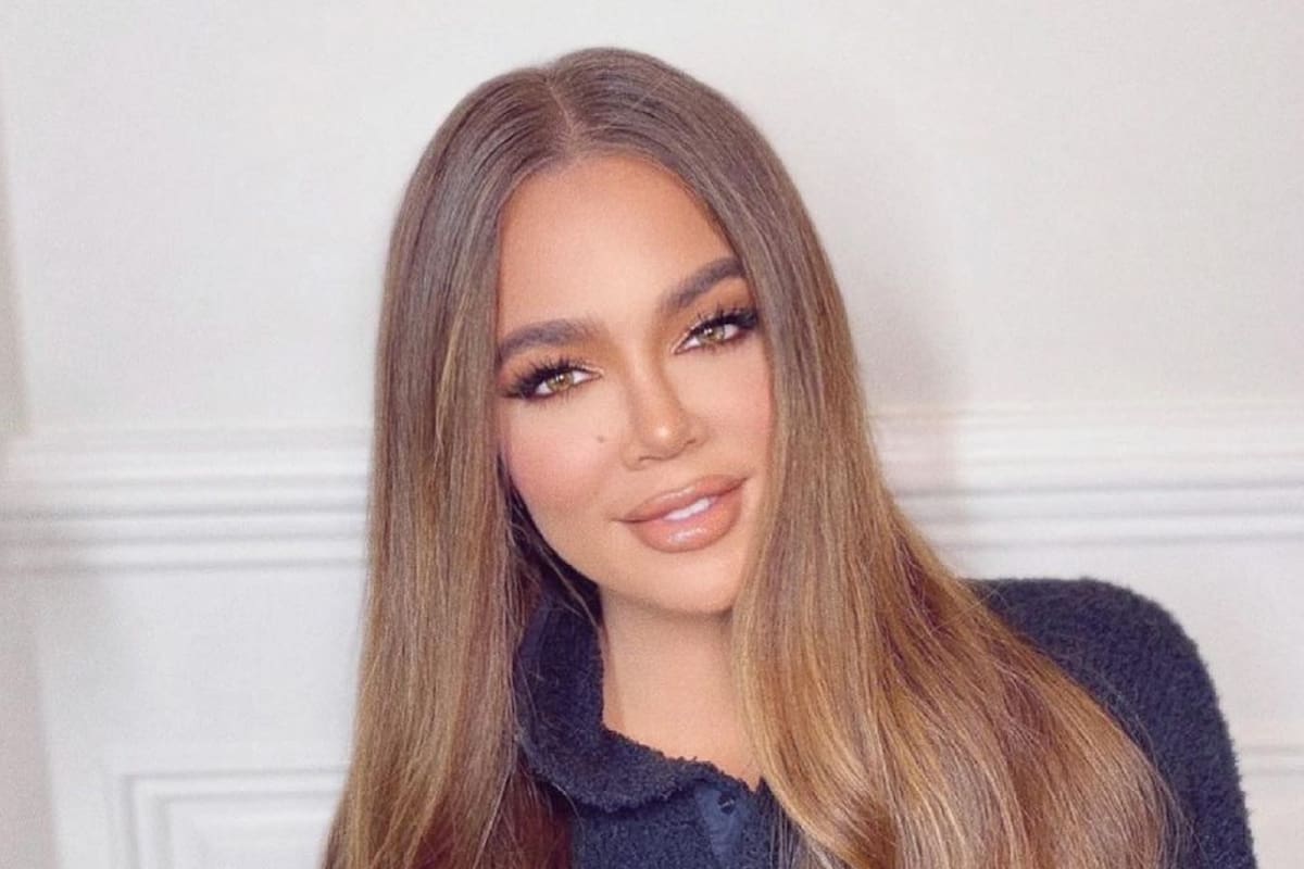 Khloé Kardashian presume su encantadora figura con bañador neón de su colección