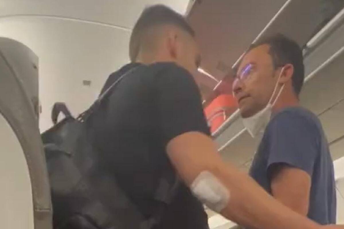 VIDEO VIRAL: Pasajeros de avión se pelean a golpes por sacar primero sus maletas