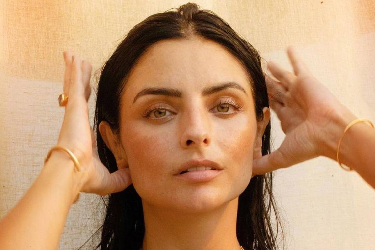 Con micro bikini, Aislinn Derbez presume los resultados de hacer ejercicio