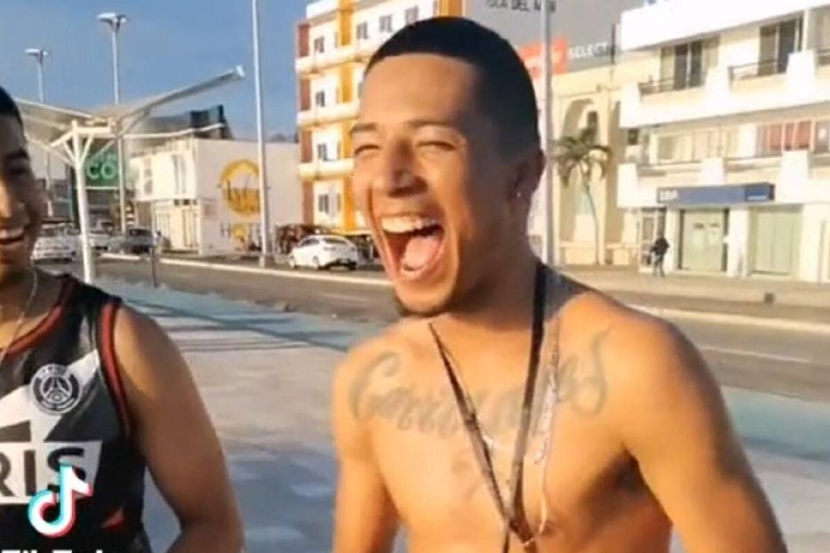 Joven conoce el mar por primera vez y esta fue su cara de felicidad