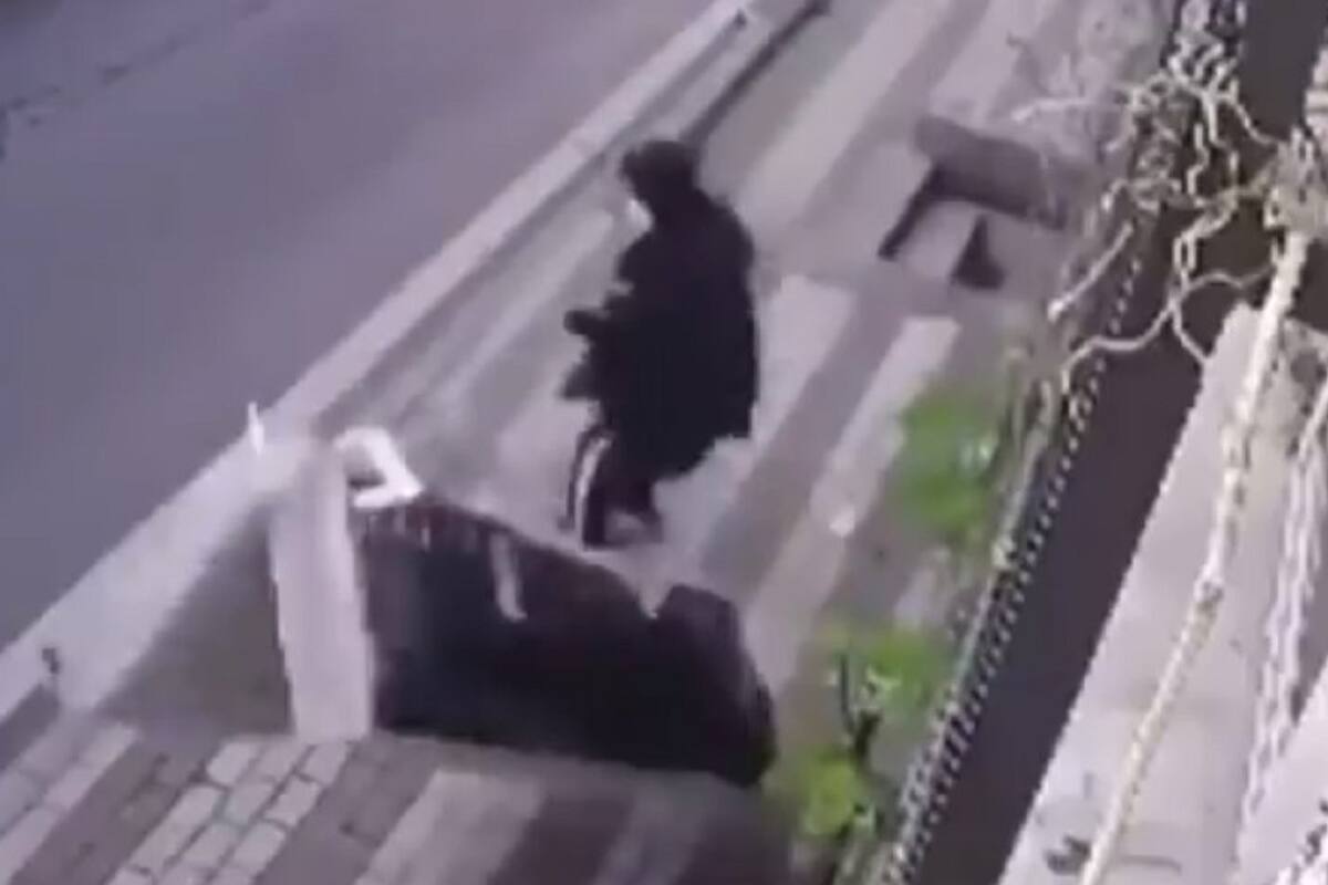 Hombre arroja sillón por ventana de edificio y casi mata a mujer; le dio flojera bajarlo por las escaleras