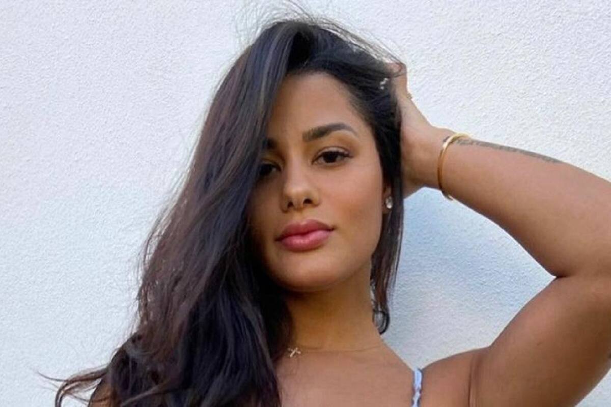 La modelo Katya Elise Henry luce despampanante con su apretado bikini en la playa
