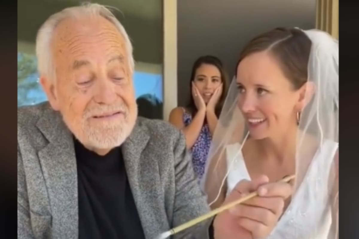 TikTok: Internautas lloran al ver como un padre con demencia recuerda a su hija el día de su boda