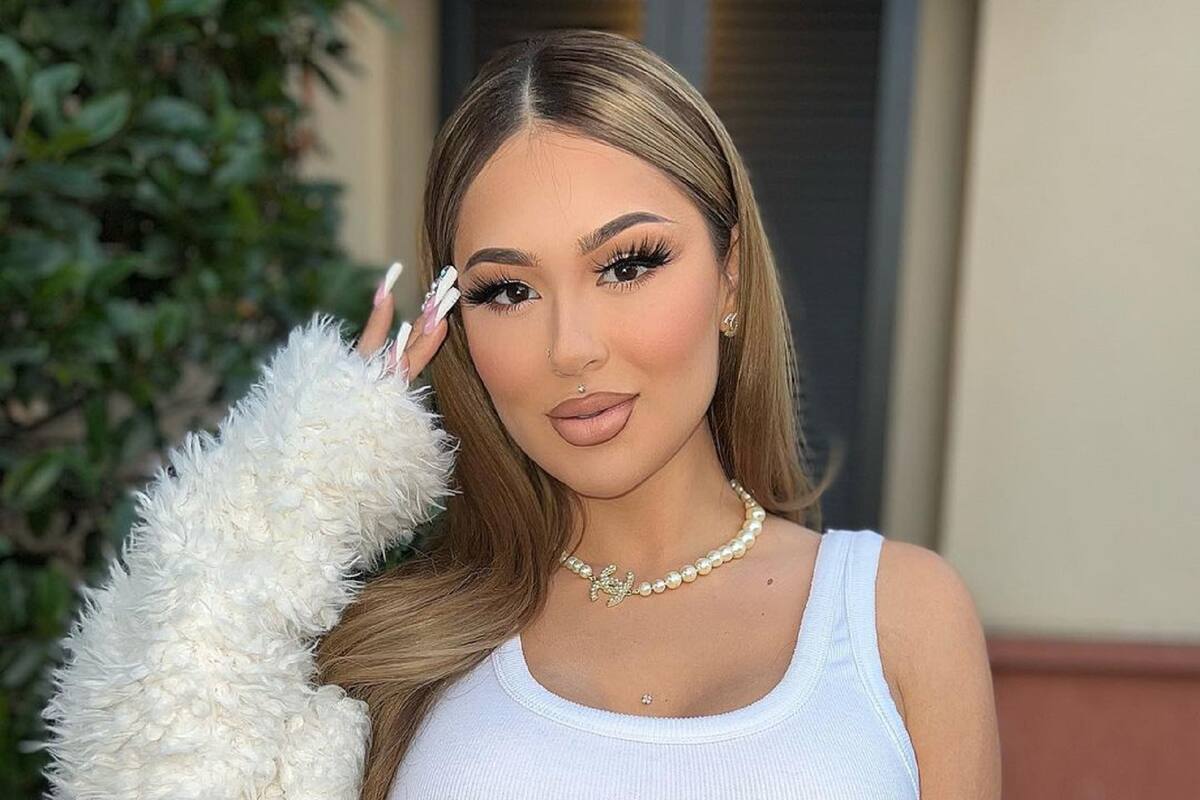 Jenny 69 enseña sus grandes encantos con bikini de hilo