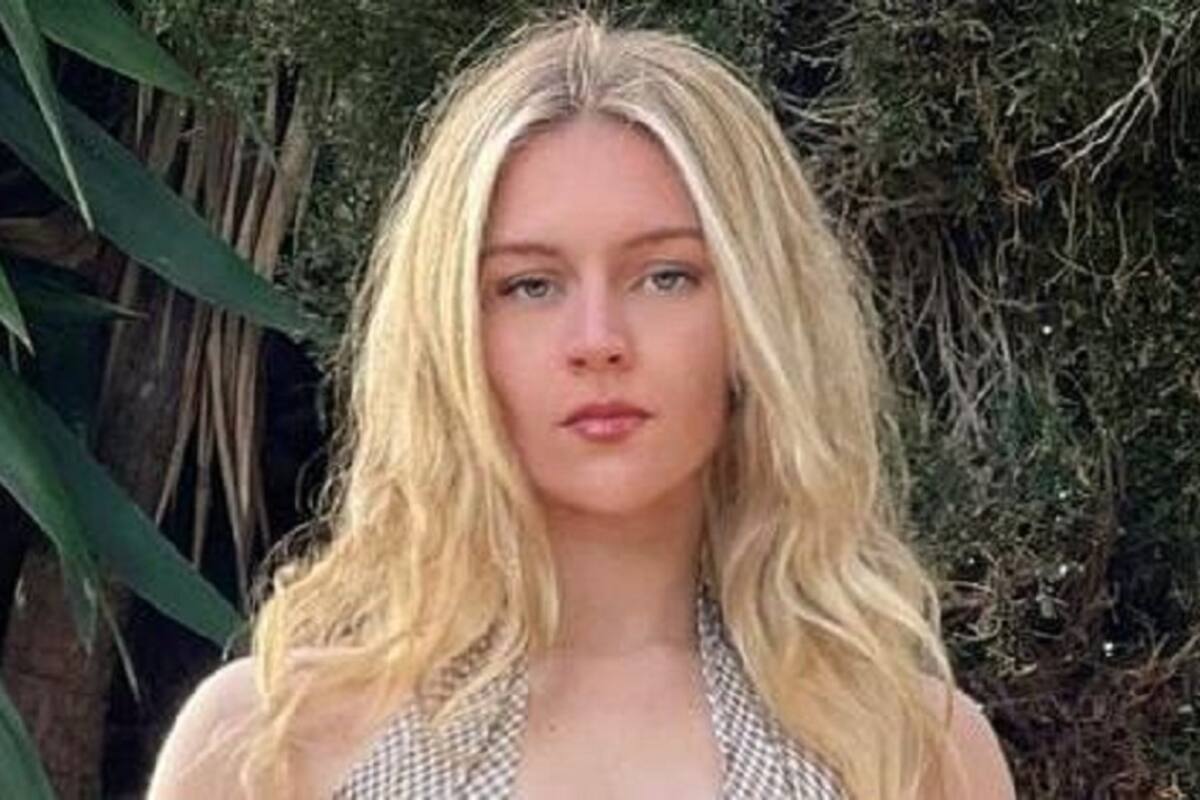 Vera Dijkmans acapara las miradas de sus fans al modelar su falda desde las escaleras