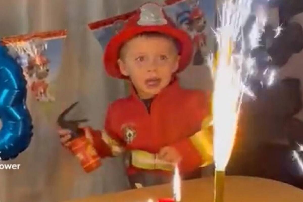 VIDEO VIRAL: Niño vestido de bombero se asusta con la vela de su pastel de cumpleaños