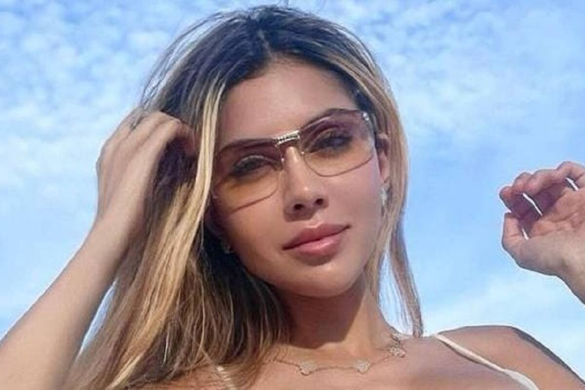 Alexa Dellanos sorprende a sus fans modelando su bikini desde la orilla del mar