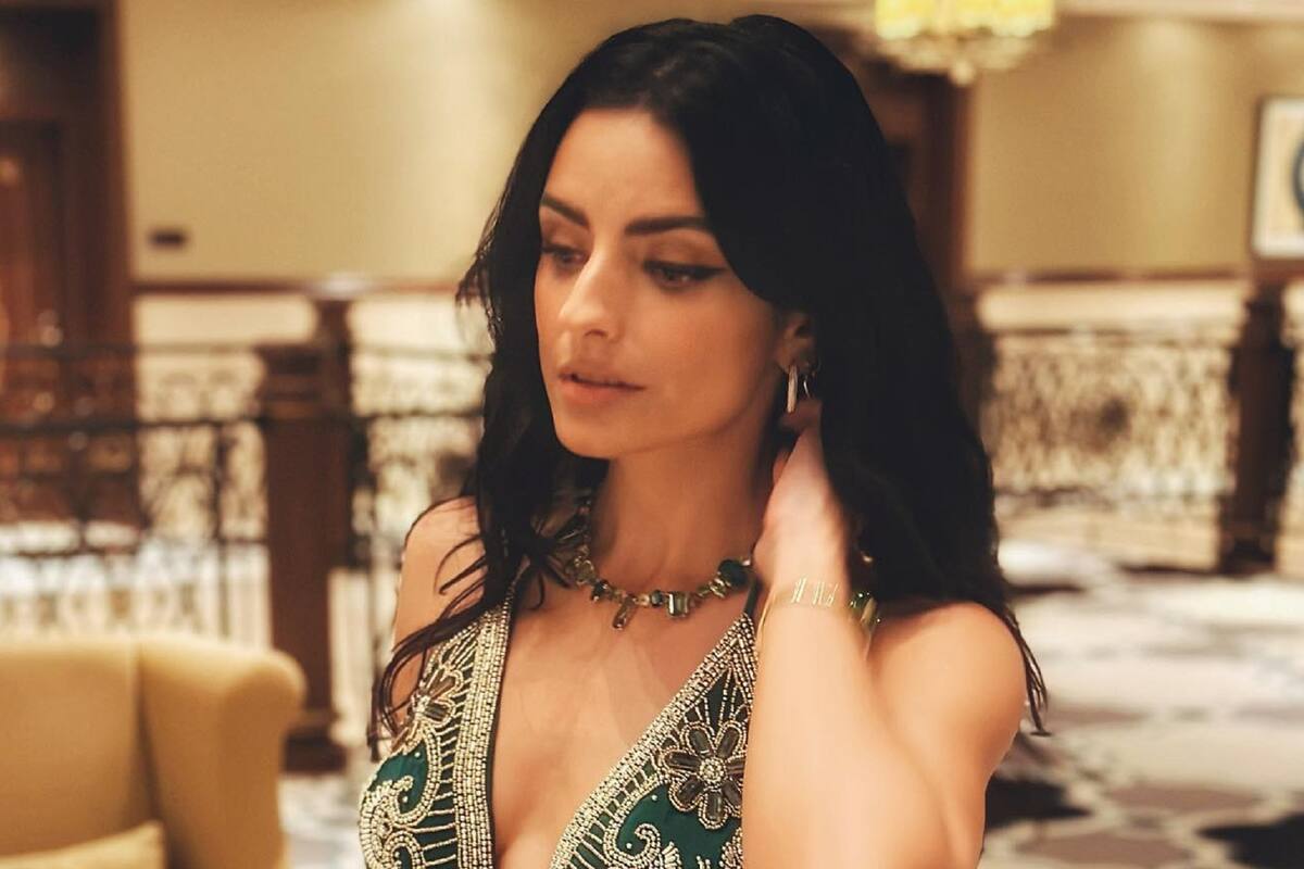 Aislinn Derbez posa coquetamente desde la cama