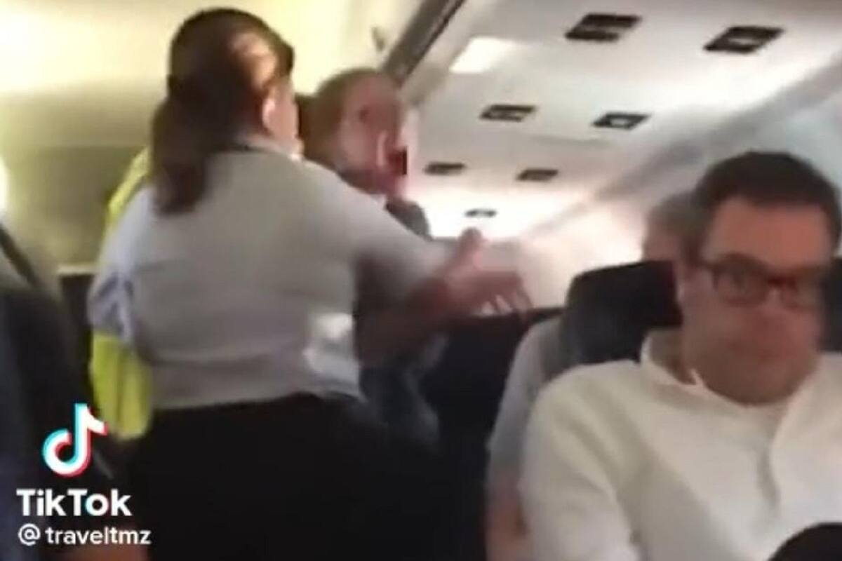 Joven rompe en llanto en pleno vuelo luego de que su novio la terminara