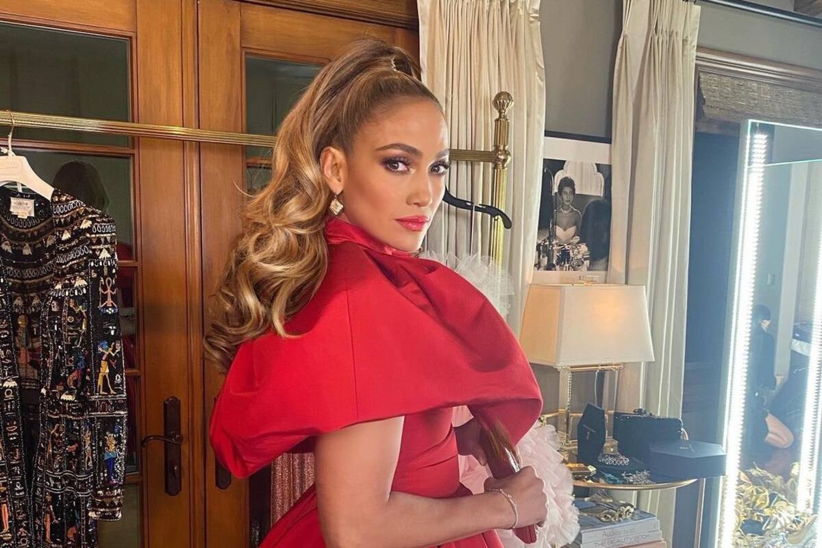 Jennifer Lopez roba miradas al enseñar sus curvas de impacto en traje de baño