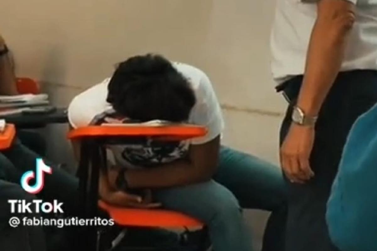 VIDEO VIRAL: Joven se queda dormido enfrente de su profesor en plena clase