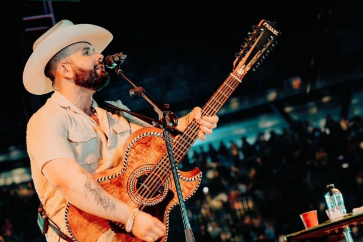 Carin León sufre caída en el escenario durante una presentación en vivo