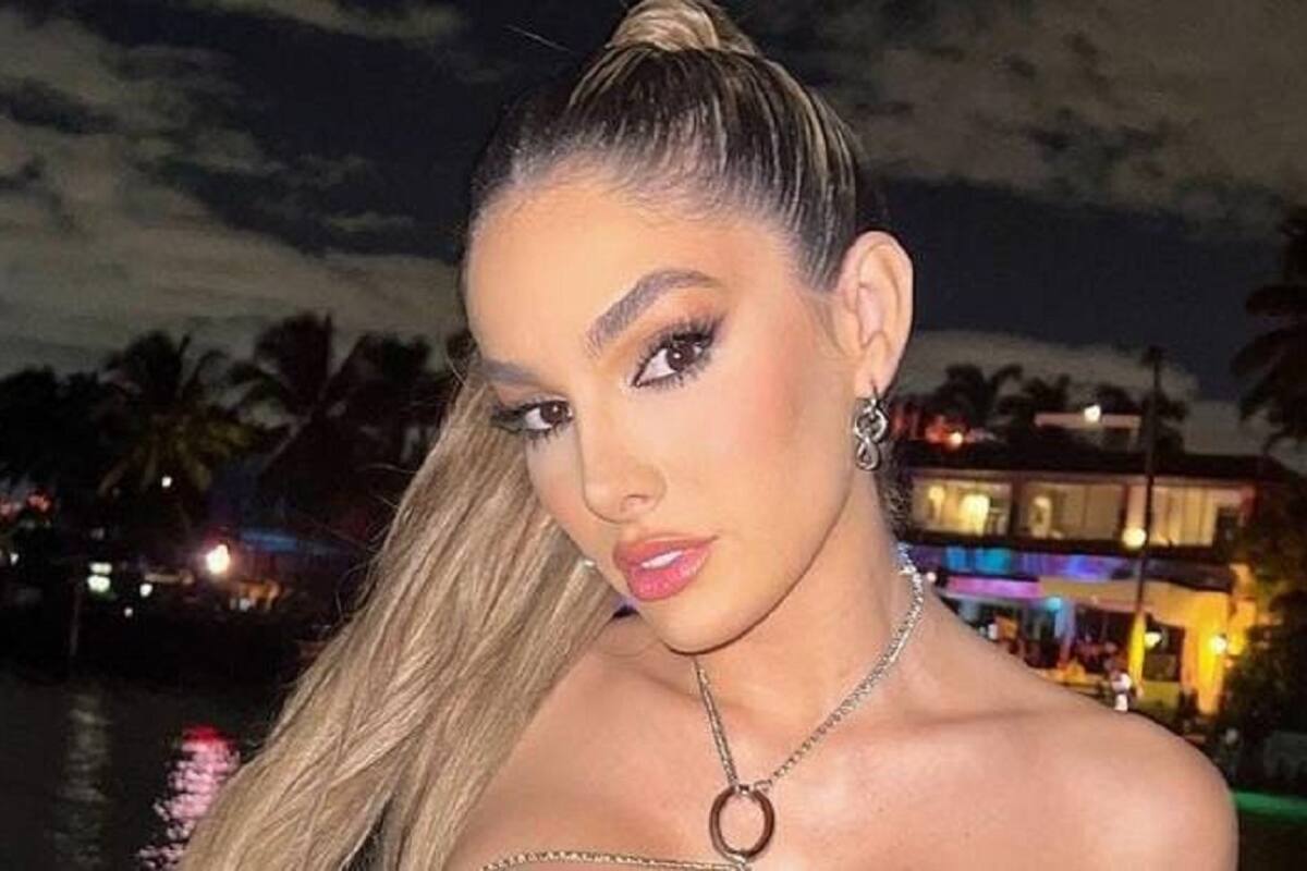 Lyna Pérez apenas alcanza a cubrir su increíble figura con su despampanante vestido