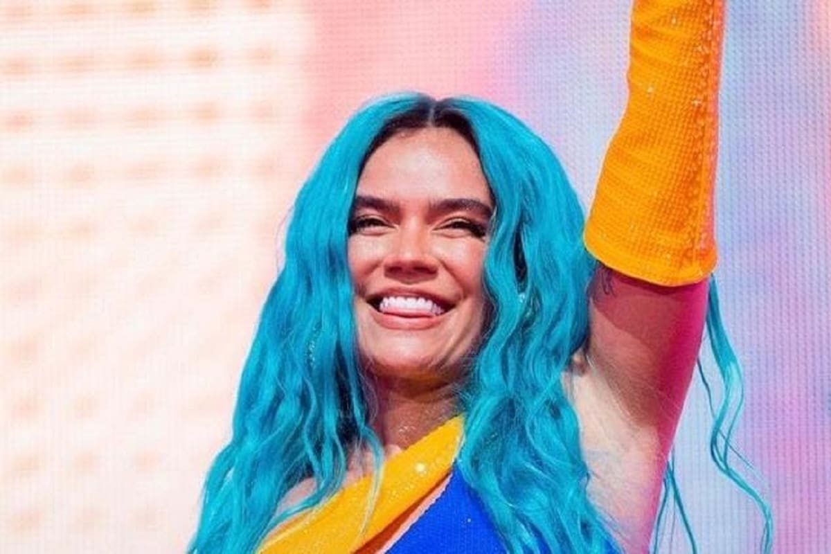 Así reaccionó Karol G al ver que unas fans estaban sentadas y usando el celular en su concierto