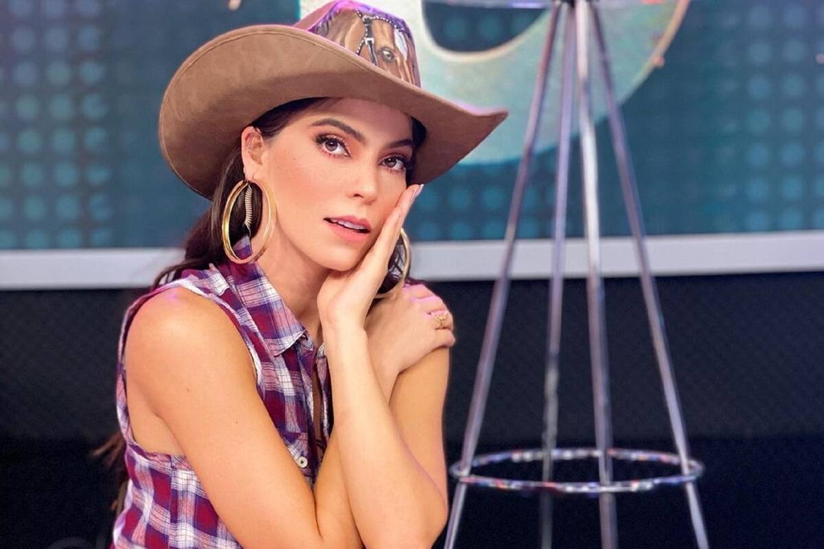 Esmeralda Ugalde presume sus encantos con diminuto bikini frente a ventanal