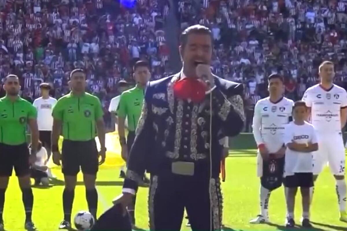 VIDEO: Otra vez, Pablo Montero se equivoca al cantar el Himno Nacional en partido de futbol