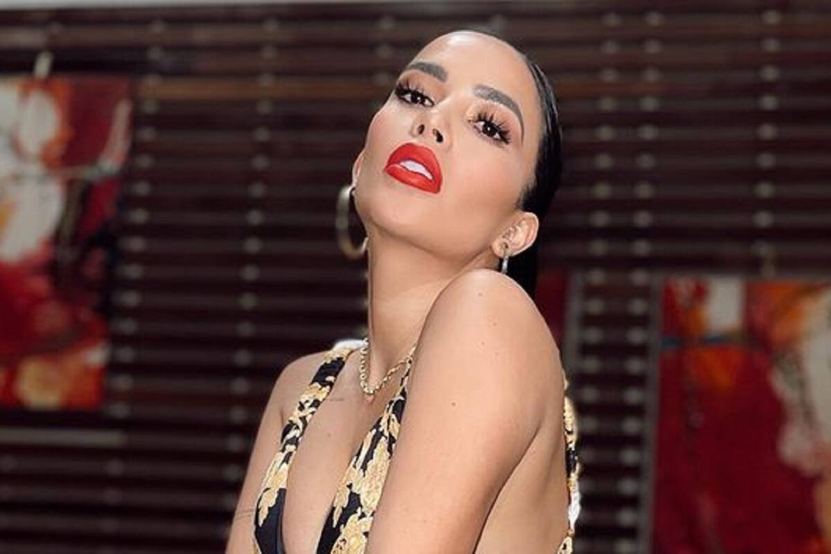 Con atractivo bikini, Dania Méndez presume cuerpazo mojándose en el mar