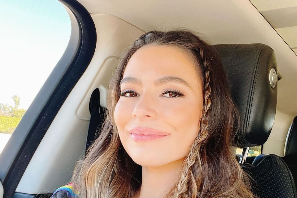 Miranda Cosgrove asegura que fue “aterrador” ser llamada “modelo a seguir” en su adolescencia