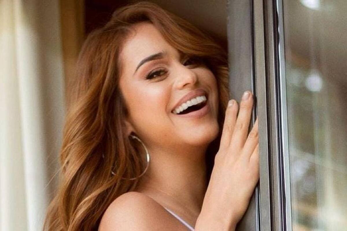 Yanet García sorprende al modelar de perfil su marcada retaguardia