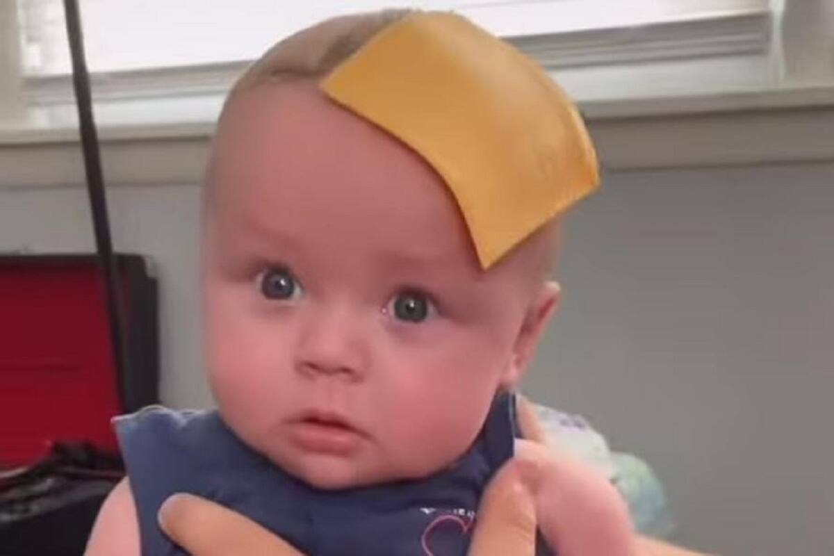 Bebé deja de llorar luego de que le aventaran un pedazo de queso en la cabeza