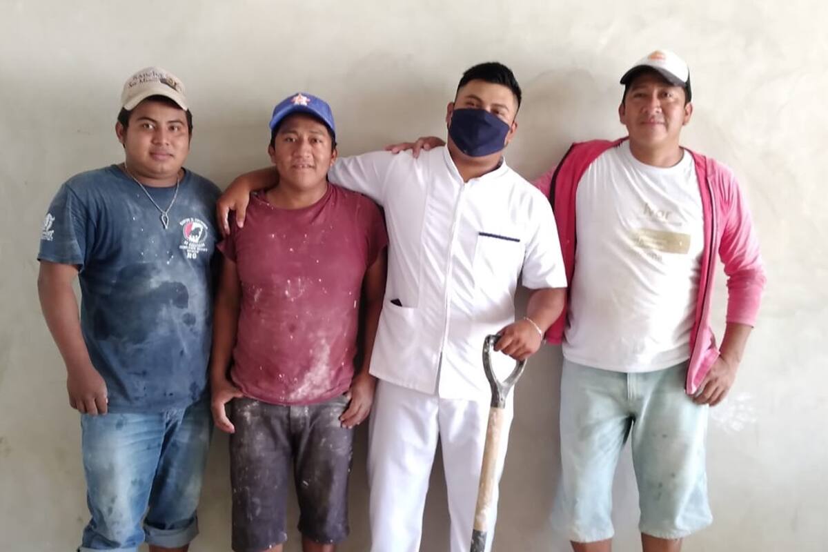 "No me olvido de donde salí": Albañil termina su carrera de Enfermería, su historia se hace viral