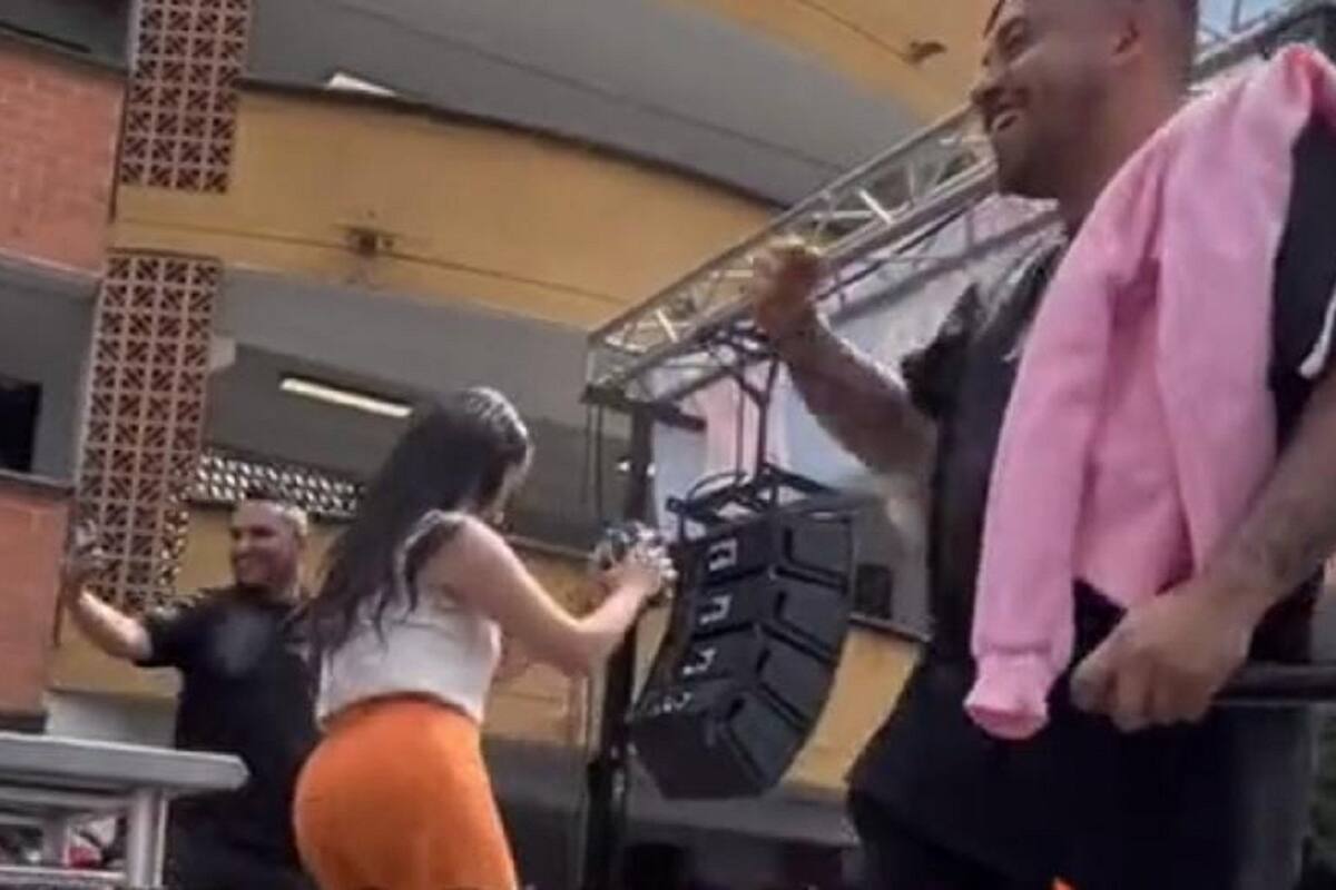 Maestra se vuelve viral en TikTok por sus pasos de baile en la escuela