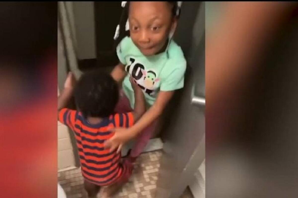 Madre asusta a sus pequeños hijos con la secadora para tener privacidad en el baño