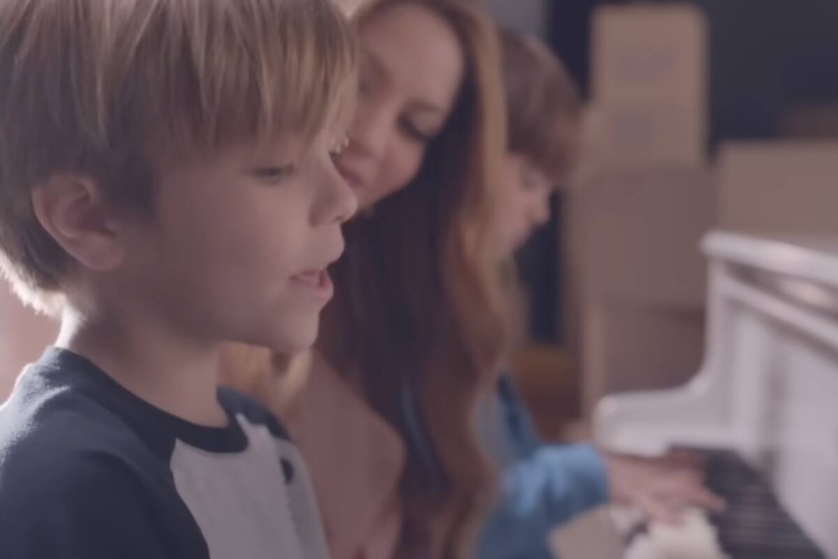 Critican a Shakira por no pedirle permiso a Gerard Piqué para que sus hijos aparecieran en su video musical